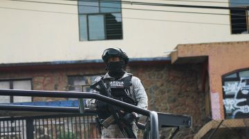 Comando armado irrumpe en escuela al sur de México y roba vehículos, carteras y celulares a maestros