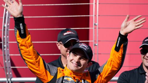 Pato O'Ward celebra su triunfo en la carrera de Iowa de 2022, su más reciente victoria. El piloto mexicano aspira a todo en la serie IndyCar.