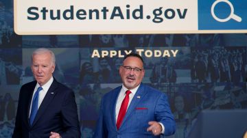 El presidente Biden estará en Chicago y el secretario de Educación, Miguel Cardona, en NY, para hablar de ayuda por deuda estudiantil.