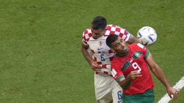 Abderrazak Hamdallah (9) pelea un balón durante un partido de la selección de Marruecos contra su similar de Croacia.