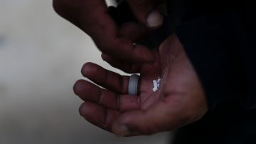 Un adicto sin hogar sostiene trozos de fentanilo ilegal en Los Ángeles, el jueves 18 de agosto de 2022.