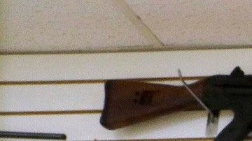 La Administración Biden publica nueva regla sobre licencias y verificación para venta de armas.