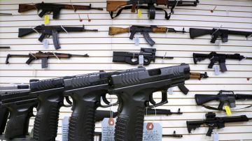 La Administración Biden publica nueva regla sobre licencias y verificación para venta de armas.