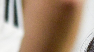 Mateo Messi, acompañado de su madre Antonela Roccuzzo, durante la celebración de la conquista de Argentina en el Mundial Qatar 2022.