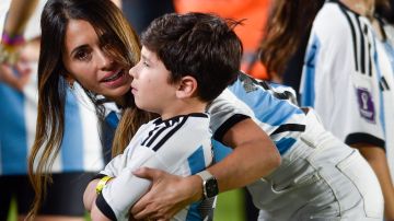 Mateo Messi, acompañado de su madre Antonela Roccuzzo, durante la celebración de la conquista de Argentina en el Mundial Qatar 2022.
