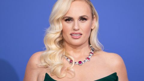 Rebel Wilson reveló que un miembro de la realeza británica la invitó a una fiesta con drogas y sexo