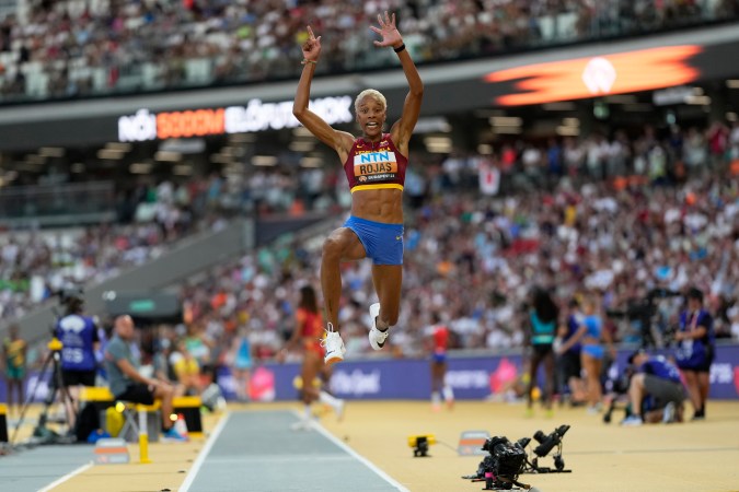 La venezolana Yulimar Rojas durante uno de sus saltos en una prueba del Campeonato Mundial de Atletismo que se llevó a cabo en Budapest el pasado mes de agosto.