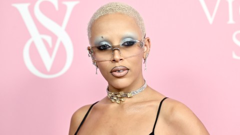 Doja Cat regañó a los padres que llevan niños a sus shows