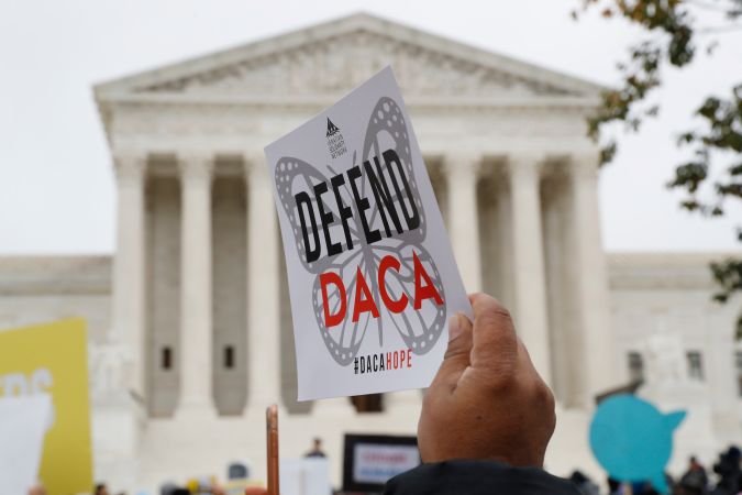 Demócratas urgen a USCIS atender retrasos en renovación en el programa DACA ante amenazas de Trump