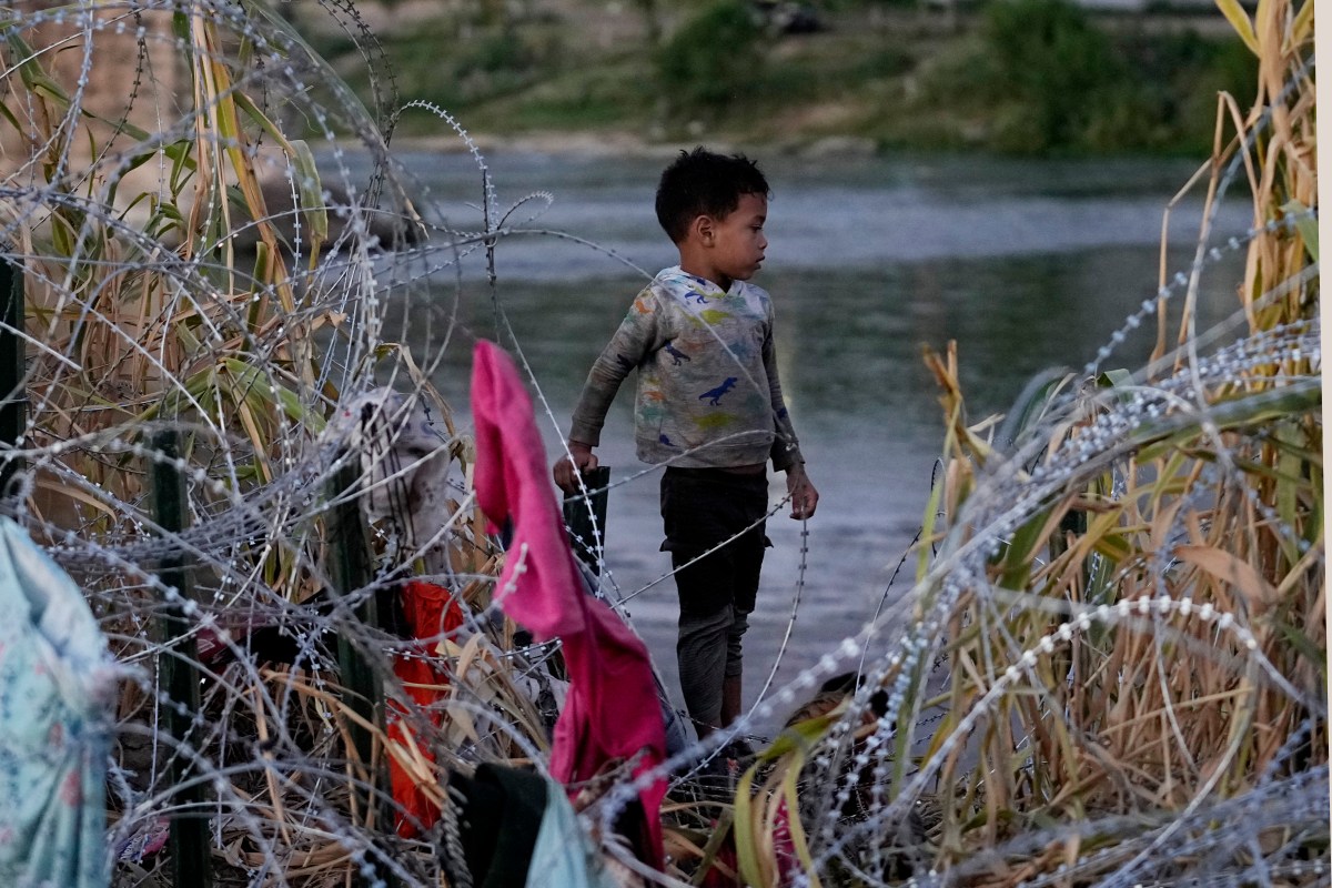 Rescatan a 8 niños inmigrantes abandonados en una balsa en el Río Grande