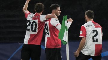 El delantero mexicano Santiago Giménez celebrando una de sus anotaciones en la presente temporada con el Feyenoord.