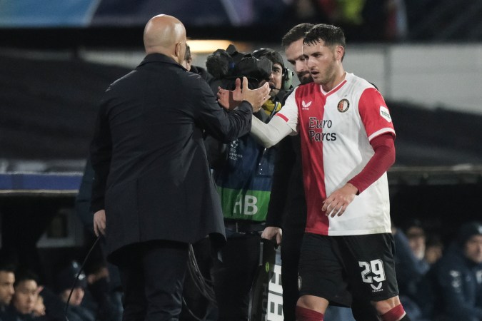 El entrenador del Feyenoord, Arne Slot, saludando a Santiago Giménez después de ser sustituido en un partido de la Champions League el pasado mes de octubre.