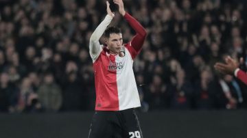 Feyenoord's Santiago Gimenez cheers supporters as he leaves the pitch during the Champions League, Group E soccer match between Feyenoord and Lazio, at the Feyenoord stadium, in Rotterdam, Netherlands, Wednesday, Oct. 25, 2023. (AP Photo/Patrick Post)