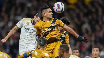 radamel Falcao disputa un balón en el aire durante un partido contra el Real Madrid.