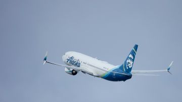 El FBI capturó a pasajero de Alaska Airlines por tocar indebidamente a una mujer en un vuelo