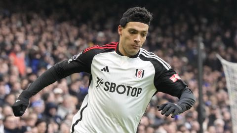 Raúl Jiménez no pasa por un buen momento en Inglaterra.