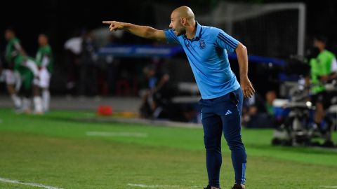 Argentina's coach Javier Mascherano instructs his players during a South America's under-23 pre-Olympic tournament soccer match against Peru at Misael Delgado stadium in Valencia, Venezuela, Wednesday, Jan. 24, 2024. (AP Photo/Matias Delacroix)