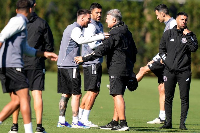 El argentino Lionel Messi conversando con el director técnico del Inter Miami, Gerardo "Tata" Martino, durante una sesión de entrenamiento.