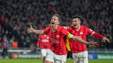 Luuk de Jong e Hirving "Chucky" Lozano celebrando uno de los goles del PSV Eindhoven ante el Vitesse.