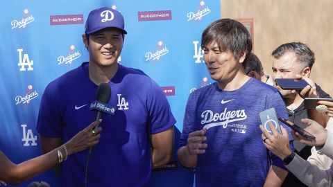 Shohei Ohtani ofrece una entrevista con su extraductor a su lado izquierdo.