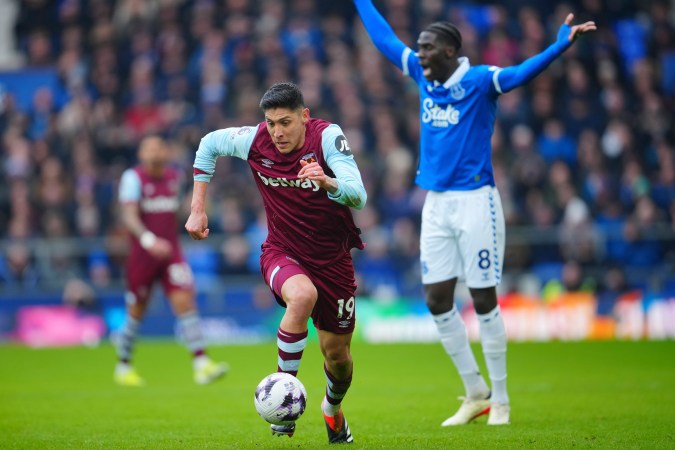 El mediocampista mexicano Edson Álvarez ha marcado un gol esta temporada en la Premier League pero su aporte en la primera línea de la mitad del campo es imprescindible para David Moyes.