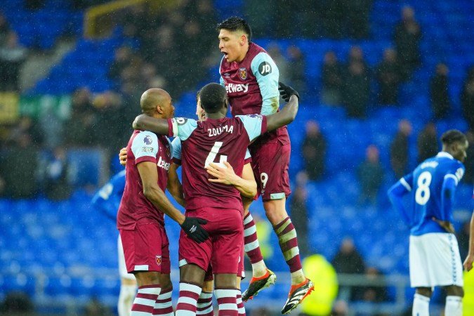 El mexicano Edson Álvarez celebrando con sus compañeros luego de conseguir una importante victoria que los acerca a un punto del Chelsea, actualmente en el décimo puesto de la clasificación.