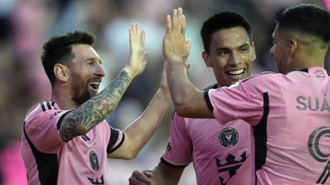 Lionel Messi (i) celebra un gol con sus compañeros del inter Miami.