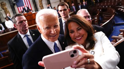 La representante de Texas, Verónica Escobar, es copresidenta de la campaña del presidente Biden.