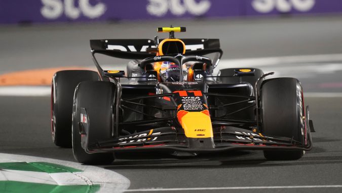 El piloto mexicano Sergio "Checo" Pérez se encuentra en la última temporada de su actual contrato con la escudería austríaca Red Bull y busca una renovación para el 2025.