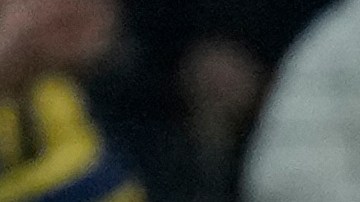 Los jugadores del Fenerbahce saludando a sus aficionados luego de un partido correspondiente a la Conference League.