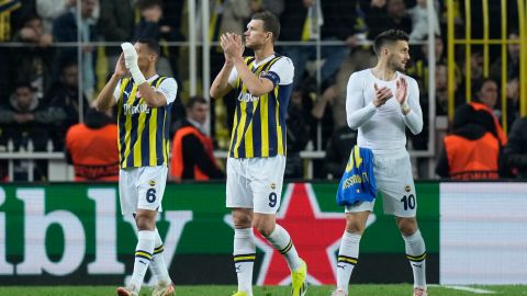 Los jugadores del Fenerbahce saludando a sus aficionados luego de un partido correspondiente a la Conference League.