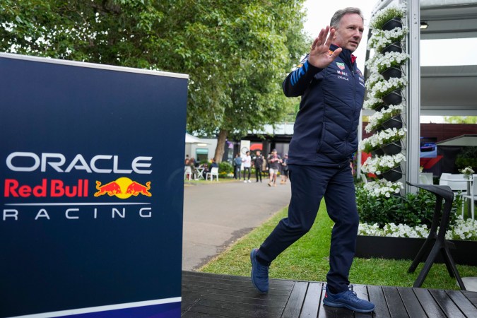 La escudería Red Bull está teniendo un gran comienzo de temporada en este 2024 de la mano de Max Verstappen y Sergio "Checo" Pérez, primero y segundo en la clasificación de pilotos.