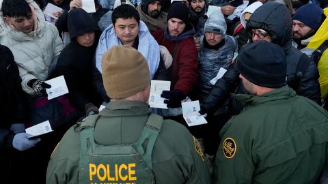 El número de arrestos de inmigrantes en la frontera sur de Estados Unidos en marzo fue similar al registrado en febrero.
