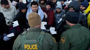 El número de arrestos de inmigrantes en la frontera sur de Estados Unidos en marzo fue similar al registrado en febrero.