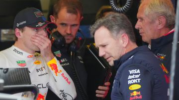 El neerlandés Max Verstappen conversando con el director de la escudería Red Bull, Christian Horner, durante el pasado Gran Premio de Australia.