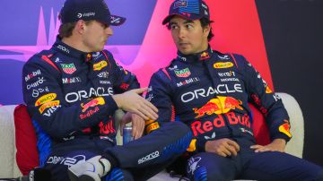 El neerlandés Max Verstappen conversando con el mexicano Sergio "Checo" Pérez en la previa al Gran Premio de Australia de la Fórmula 1.