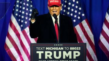 Trump lidera mitin este martes en Michigan.