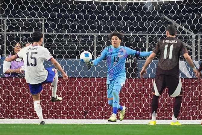 Santiago Giménez estuvo hace un par de semanas con la Selección de México disputando el Final Four de la Nations League de la Concacaf en donde perdieron la final con Estados Unidos.