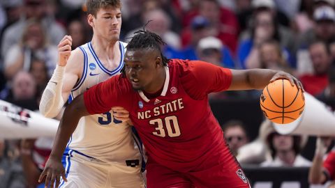 North Carolina State's DJ Burns Jr., right, works the floor against Duke's Kyle Filipowski during the second half of an Elite Eight college basketball game in the NCAA Tournament in Dallas, Sunday, March 31, 2024. (AP Photo/Tony Gutierrez)