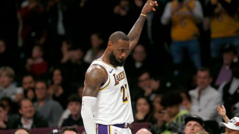 El alero de los Lakers de Los Ánngeles LeBron James recibe el reconocimiento de la fanaticada mientras se dirige al banquillo en los instantes finales del último período del juego de baloncesto ante los Nets de Brooklyn, el domingo 31 de marzo de 2024, en Nueva York. (AP Foto/John Munson)