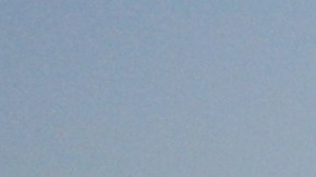 Los palestinos inspeccionan un vehículo con el logo de World Central Kitchen destrozado por un ataque aéreo israelí en Deir al Balah, Franja de Gaza, el martes 2 de abril de 2024.