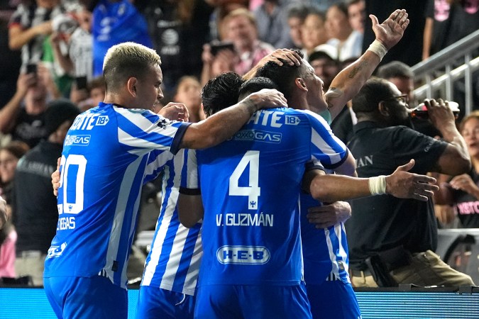 Los jugadores de los Rayados de Monterrey celebrando la victoria conseguida la semana pasada en el encuentro de ida de los cuartos de final de la Concachampions.