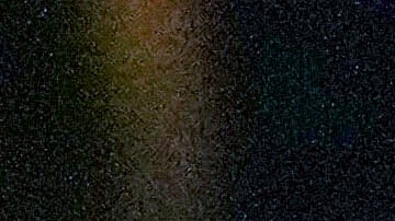 Roberto Canseco, del consulado de México, en una entrada de la embajada de México en Quito, luego de que la policía ecuatoriana irrumpiera por la fuerza. el 5 de abril.