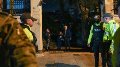 Roberto Canseco, del consulado de México, en una entrada de la embajada de México en Quito, luego de que la policía ecuatoriana irrumpiera por la fuerza. el 5 de abril.