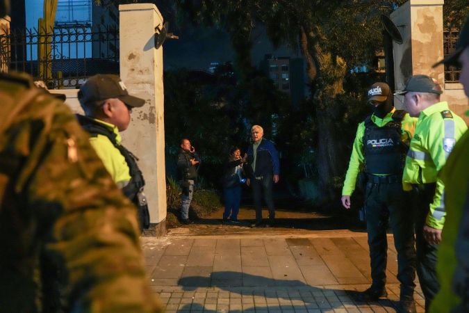 Roberto Canseco, del consulado de México, en una entrada de la embajada de México en Quito, luego de que la policía ecuatoriana irrumpiera por la fuerza. el 5 de abril.