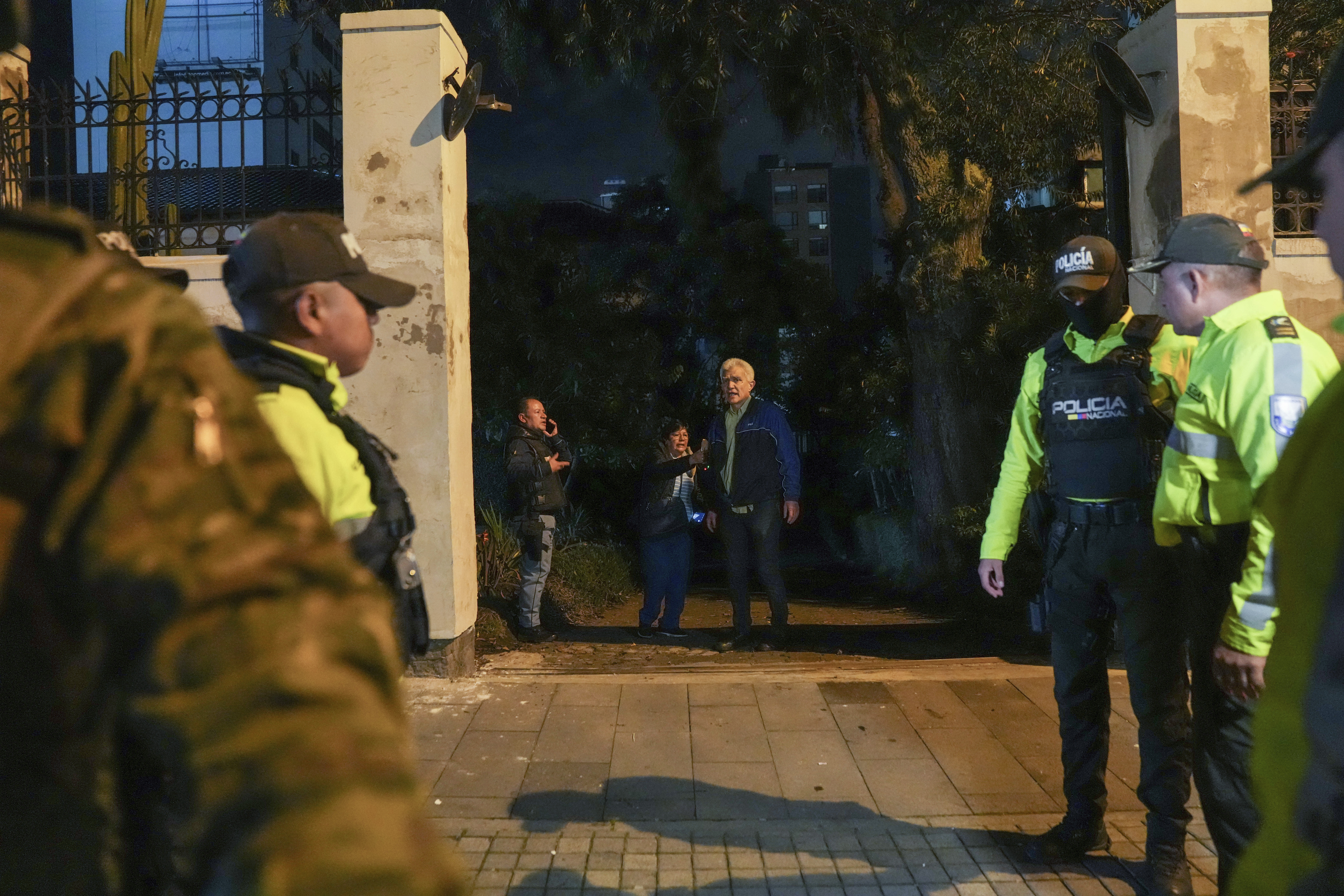Roberto Canseco, del consulado de México, en una entrada de la embajada de México en Quito, luego de que la policía ecuatoriana irrumpiera por la fuerza. el 5 de abril.