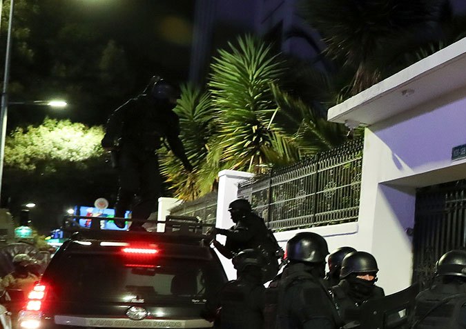 AMLO revela videos del asalto a la embajada en Ecuador y dice que pronunciamientos de EE.UU. y Canadá fueron “ambiguos”