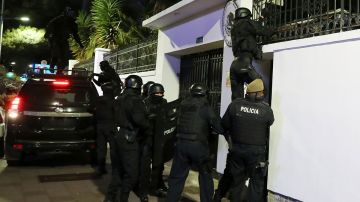 AMLO revela videos del asalto a la embajada en Ecuador y dice que pronunciamientos de EE.UU. y Canadá fueron “ambiguos”