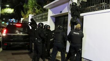 El 5 de abril, policías ecuatorianos asaltaron la Embajada de México en Quito.