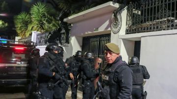 La policía de Ecuador entró por la fuerza en la Embajada de México en Quito el 5 de abril de 2024.